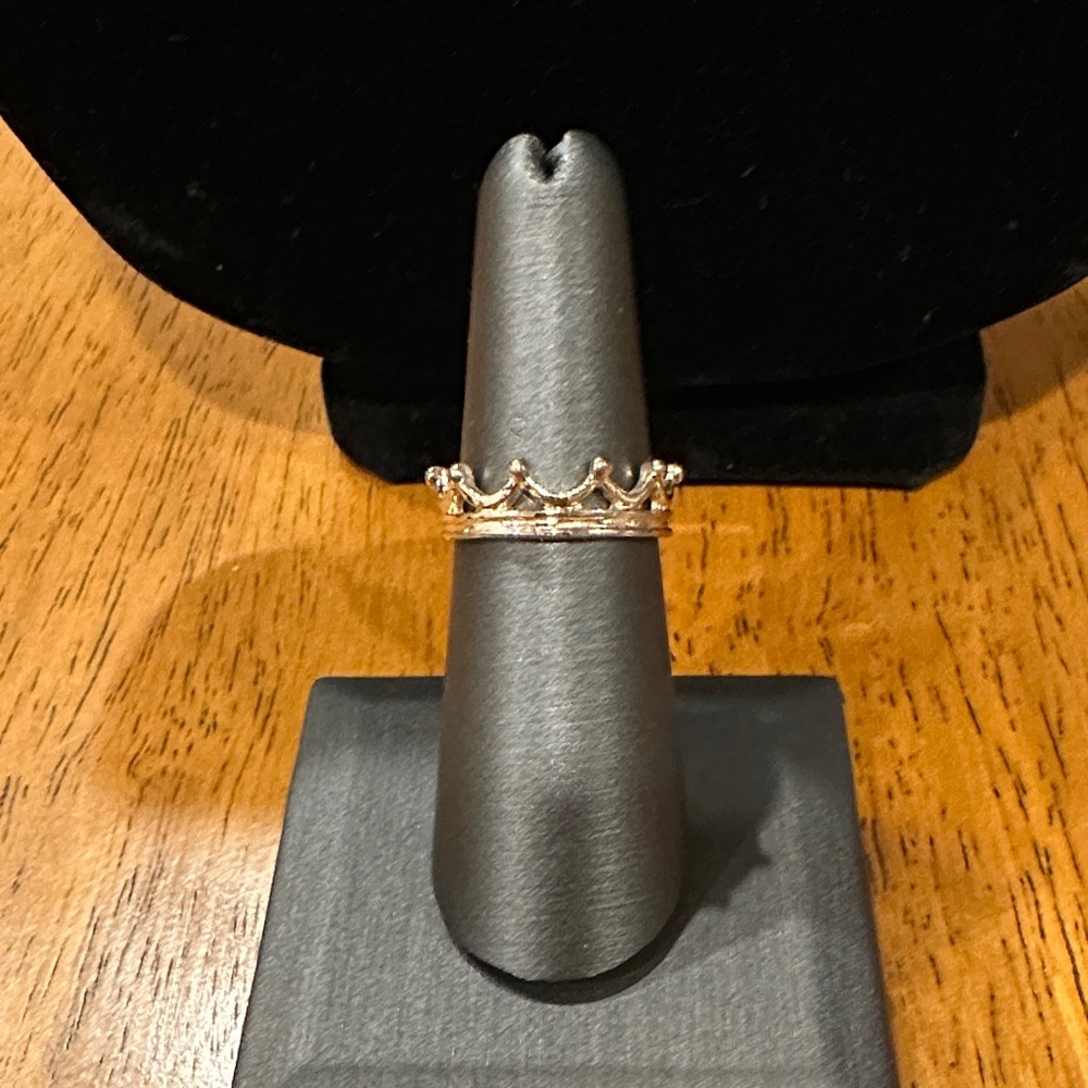 Elegant Gold Crown Ring. Size 7. Majestic, high polish. Classic Beauty.
